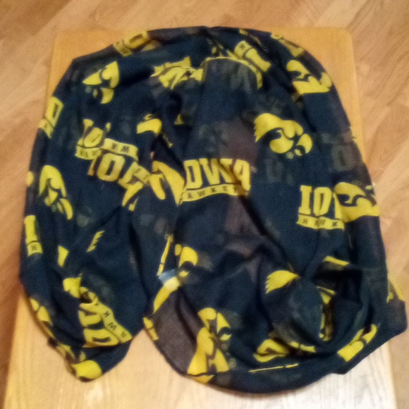 Iowa Hawkeyes Infinity Scarf lightweight - Picture 2 of 3